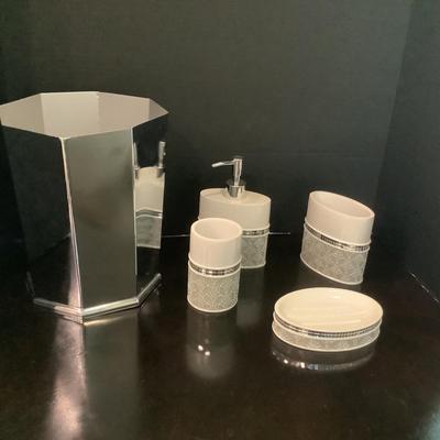 240 White and Silver 5pc Bathroom Set