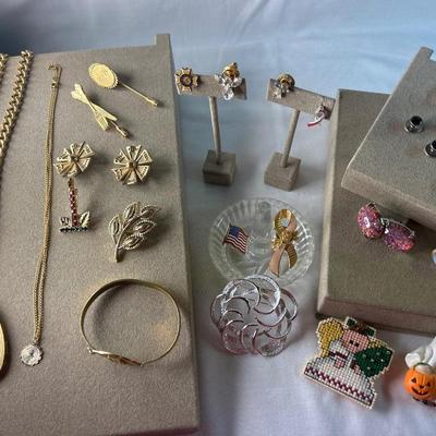 Brooches, pins & cuff links