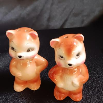 Vintage ADORABLE Ceramic Bears In A Tree Salt & Pepper Shakers Set