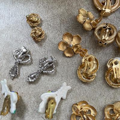38 Pairs of Clip Earrings (DR-SS)