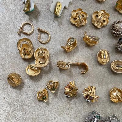 38 Pairs of Clip Earrings (DR-SS)