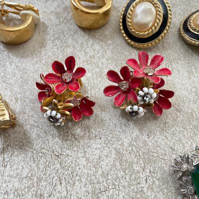 38 Pairs of Clip Earrings (DR-SS)