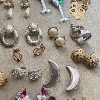 38 Pairs of Clip Earrings (DR-SS)