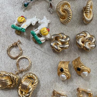 38 Pairs of Clip Earrings (DR-SS)