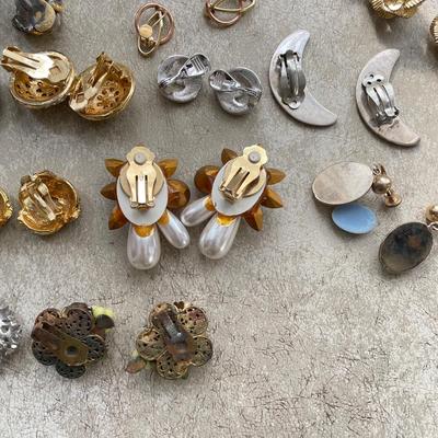 38 Pairs of Clip Earrings (DR-SS)