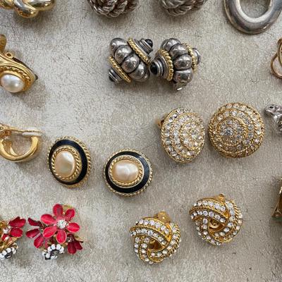 38 Pairs of Clip Earrings (DR-SS)