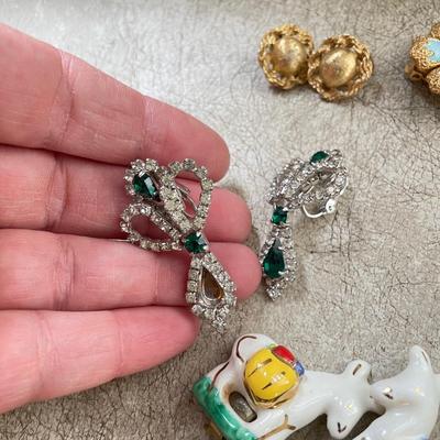 38 Pairs of Clip Earrings (DR-SS)