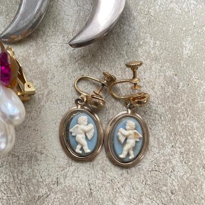 38 Pairs of Clip Earrings (DR-SS)