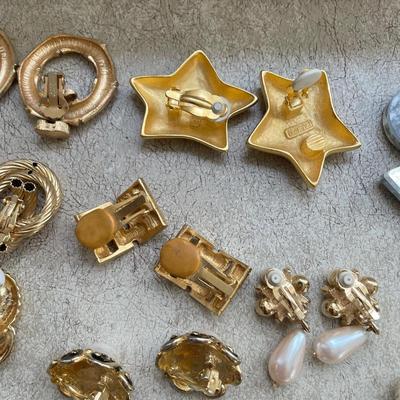 38 Pairs of Clip Earrings (DR-SS)