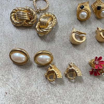 38 Pairs of Clip Earrings (DR-SS)