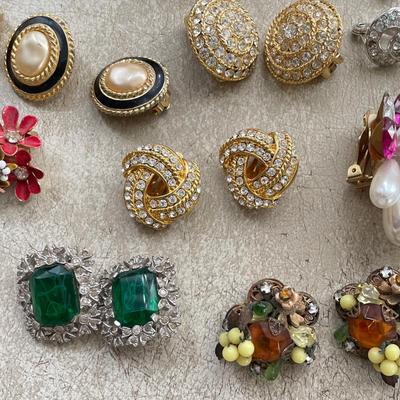 38 Pairs of Clip Earrings (DR-SS)