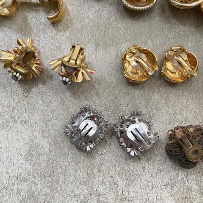 38 Pairs of Clip Earrings (DR-SS)
