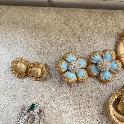 38 Pairs of Clip Earrings (DR-SS)
