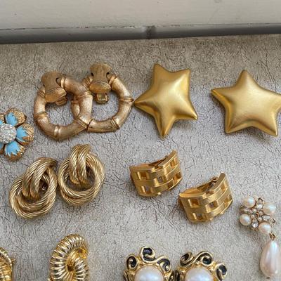 38 Pairs of Clip Earrings (DR-SS)
