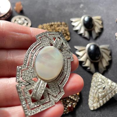 Fashion Accessories incl Hat Pins, Buckles & Brooches (DR-SS)