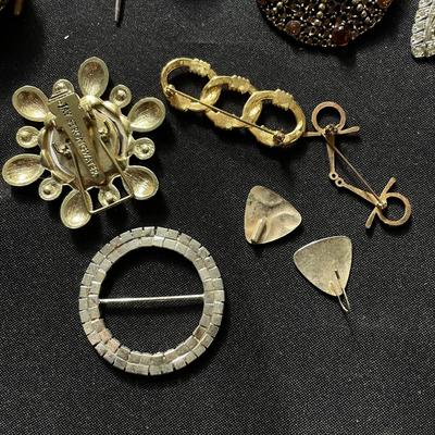 Fashion Accessories incl Hat Pins, Buckles & Brooches (DR-SS)