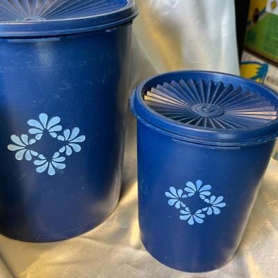 4 Tupperware cannisters