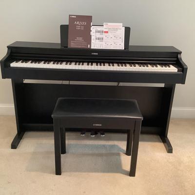 308 Yamaha ARIUS Synthetic Sensor Keyboard with Bench and Music