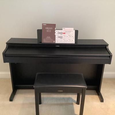 308 Yamaha ARIUS Synthetic Sensor Keyboard with Bench and Music