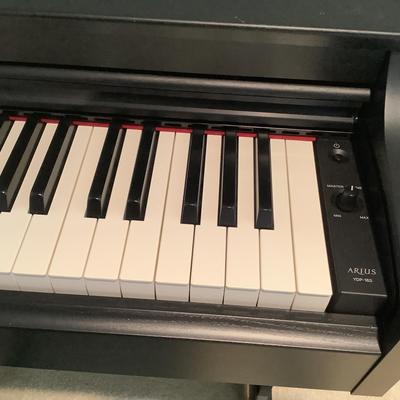 308 Yamaha ARIUS Synthetic Sensor Keyboard with Bench and Music