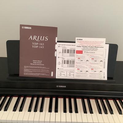 308 Yamaha ARIUS Synthetic Sensor Keyboard with Bench and Music