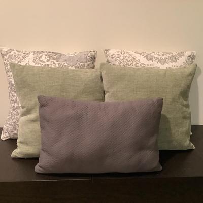 323 Lot of 5 Decorative Accent Pillows