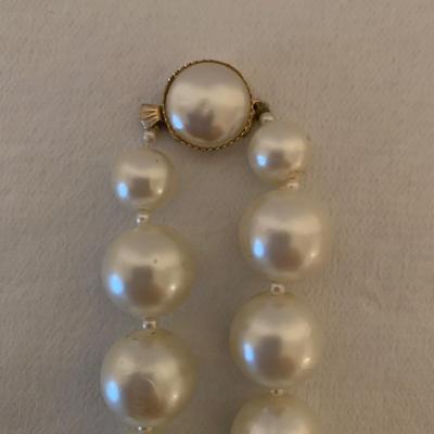 Selection of Pearl Necklaces (DR-KW)