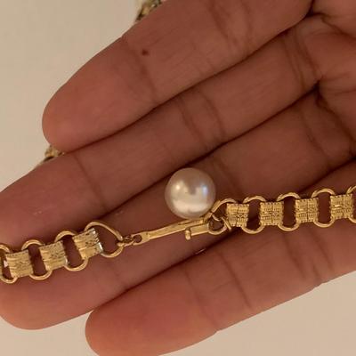 Selection of Pearl Necklaces (DR-KW)
