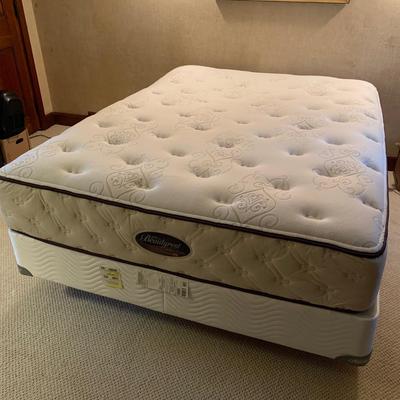 Metal Queen Bed Frame with Linens (UB-KW)
