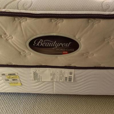 Metal Queen Bed Frame with Linens (UB-KW)