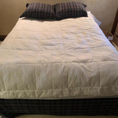 Metal Queen Bed Frame with Linens (UB-KW)