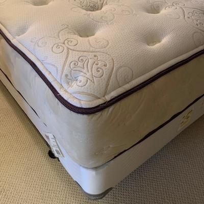 Metal Queen Bed Frame with Linens (UB-KW)