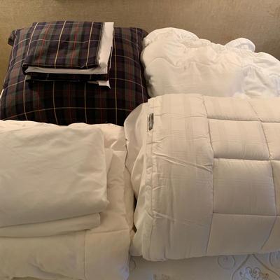 Metal Queen Bed Frame with Linens (UB-KW)