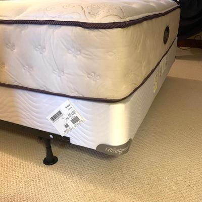 Metal Queen Bed Frame with Linens (UB-KW)