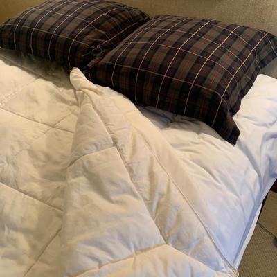 Metal Queen Bed Frame with Linens (UB-KW)