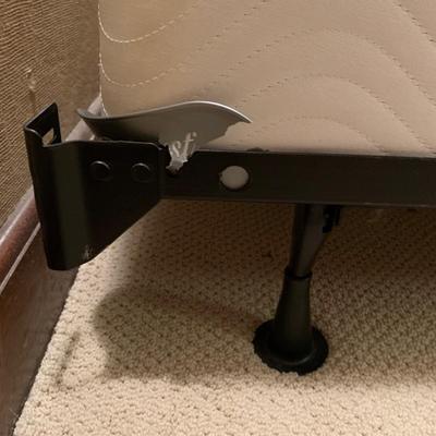 Metal Queen Bed Frame with Linens (UB-KW)