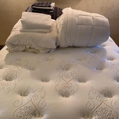 Metal Queen Bed Frame with Linens (UB-KW)
