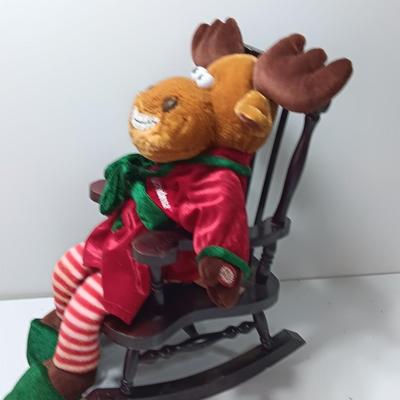 DANDEE Grandma Singing Animated Friend Moose Sings â€œGrandma Got Run Over By A Reindeerâ€