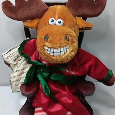 DANDEE Grandma Singing Animated Friend Moose Sings â€œGrandma Got Run Over By A Reindeerâ€
