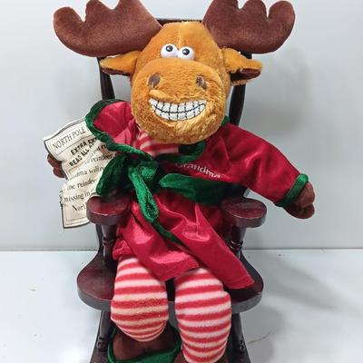 DANDEE Grandma Singing Animated Friend Moose Sings â€œGrandma Got Run Over By A Reindeerâ€