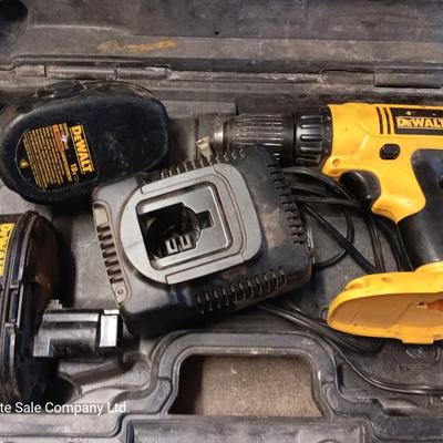 Dewalt DC759 1'2" VSR Cordless Drill with battteries and charger in case