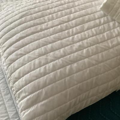 367 Room Essentials Twin XL White Bedspread, Pillow Shams, Blue Knit Throw
