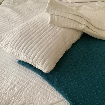 367 Room Essentials Twin XL White Bedspread, Pillow Shams, Blue Knit Throw