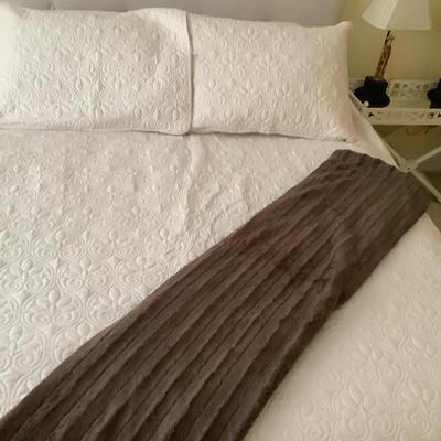 368 Madison Park Queen Oatmeal Fitted Bedspread, Pillow Cases, Brown Faux Fur Throw Blanket