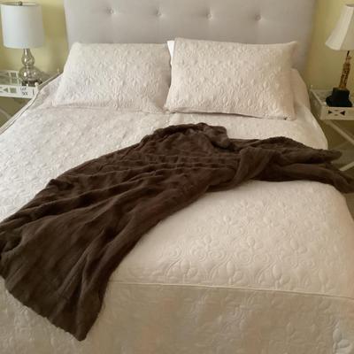 368 Madison Park Queen Oatmeal Fitted Bedspread, Pillow Cases, Brown Faux Fur Throw Blanket