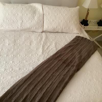 368 Madison Park Queen Oatmeal Fitted Bedspread, Pillow Cases, Brown Faux Fur Throw Blanket