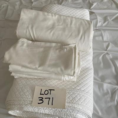 371 Lands End King Cotton coverlet with Royal Velvet Sheet Set