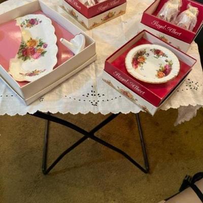 Royal Albert boxed bone china  trinkets
GREAT FOR HOLIDAY GIFT GIVING or your own or your own dresser or cabinet decor