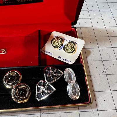 Mans Dresser Box with Cuff links and Tie Bars 