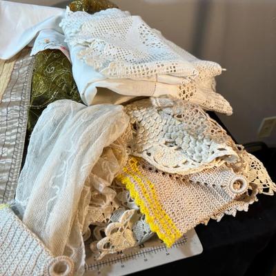 Linens: Table Clothes, Runners, Sheer DÃ©cor' 